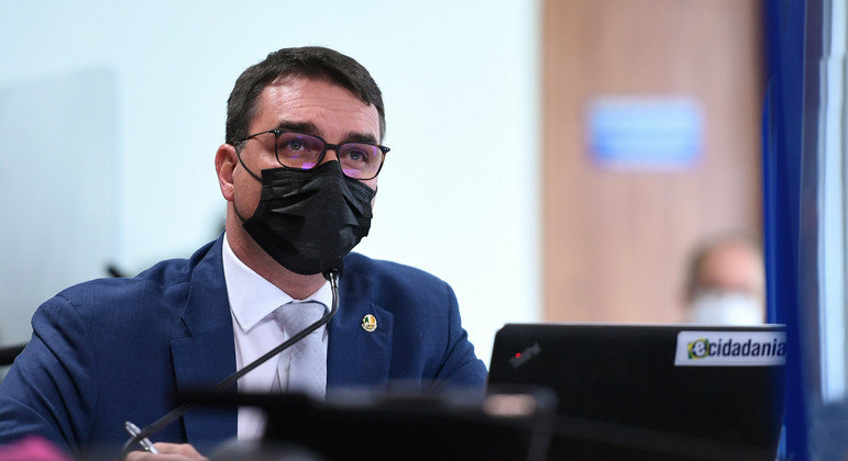 'Vai sobrar para o Bolsonaro', diz Flávio após ida do MBL à Ucrânia